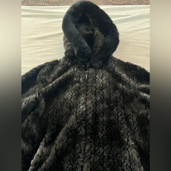 Medium Gallery Women’s Faux fur Jacket EUC - Picture 4 of 13